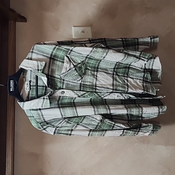 ⭐️Maurice's Flannel⭐️ - Picture 1 of 6